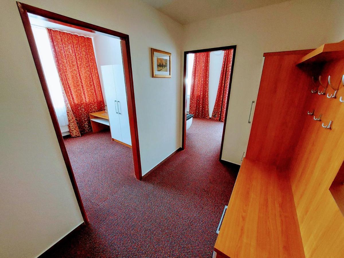 Agrohotel Tri Brezy Hrustin Экстерьер фото