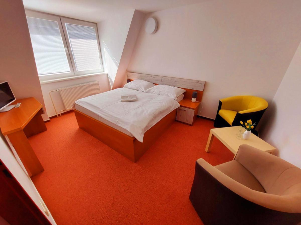 Agrohotel Tri Brezy Hrustin Экстерьер фото