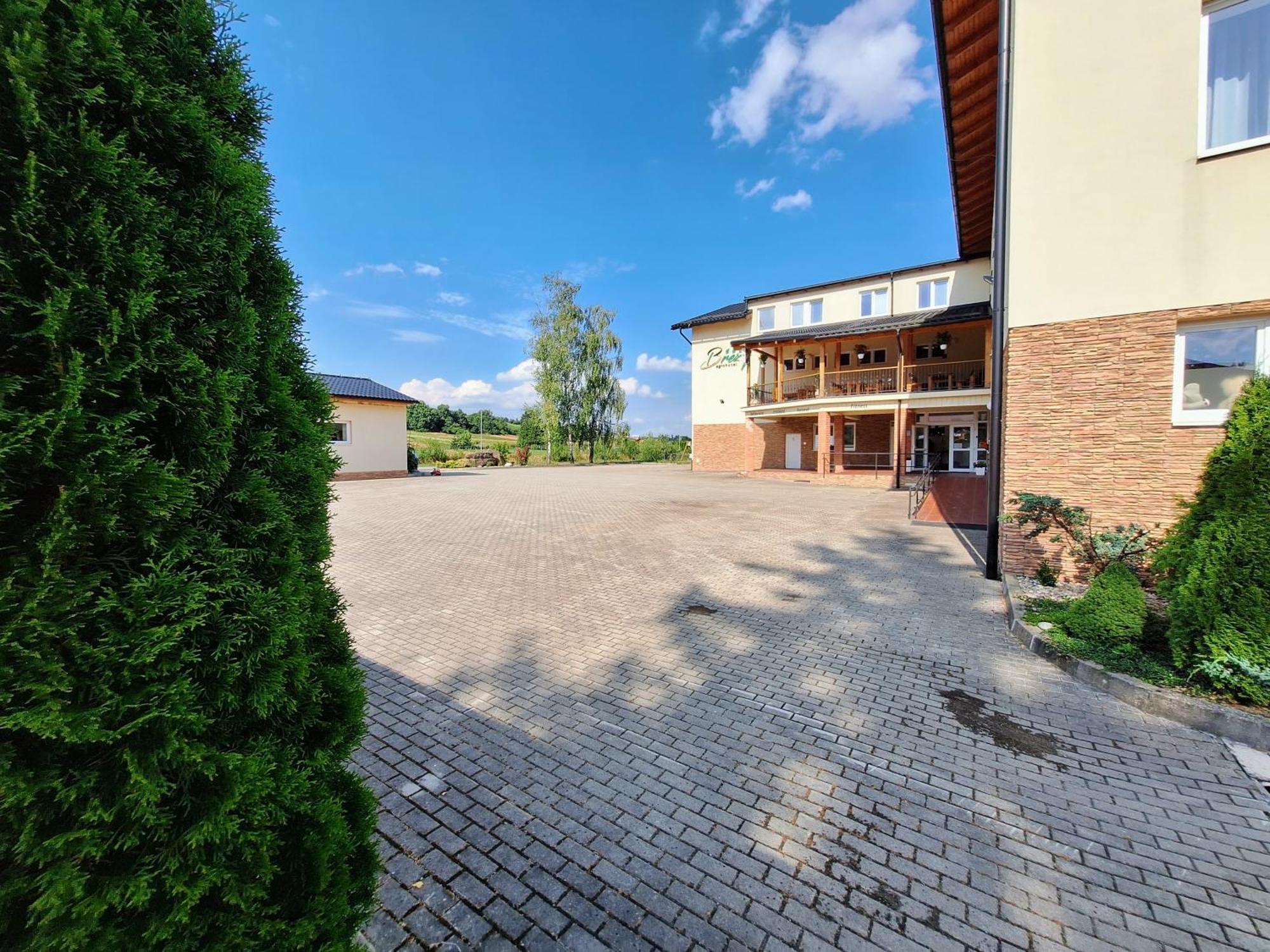 Agrohotel Tri Brezy Hrustin Экстерьер фото